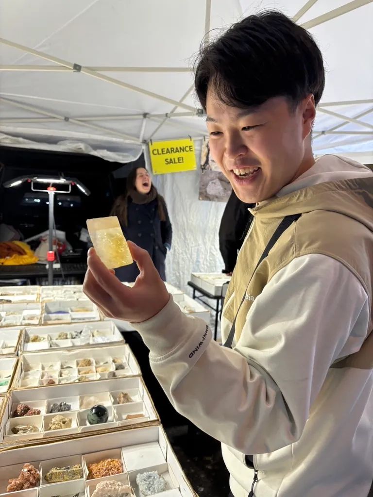 鉱物標本を観察する佐藤遼弥